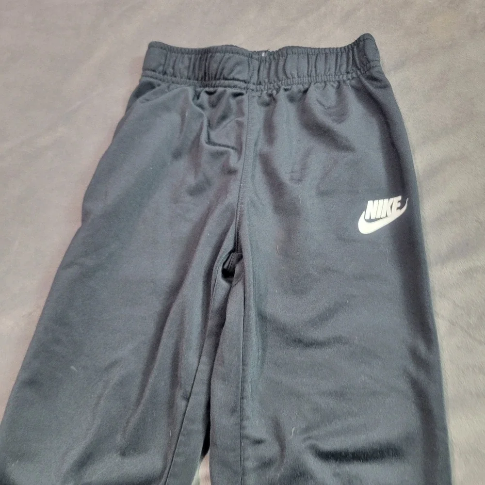 Nike Boys Black Athletic Jogger Pants‎ Size 5-6 Years 110-116cm E130-023